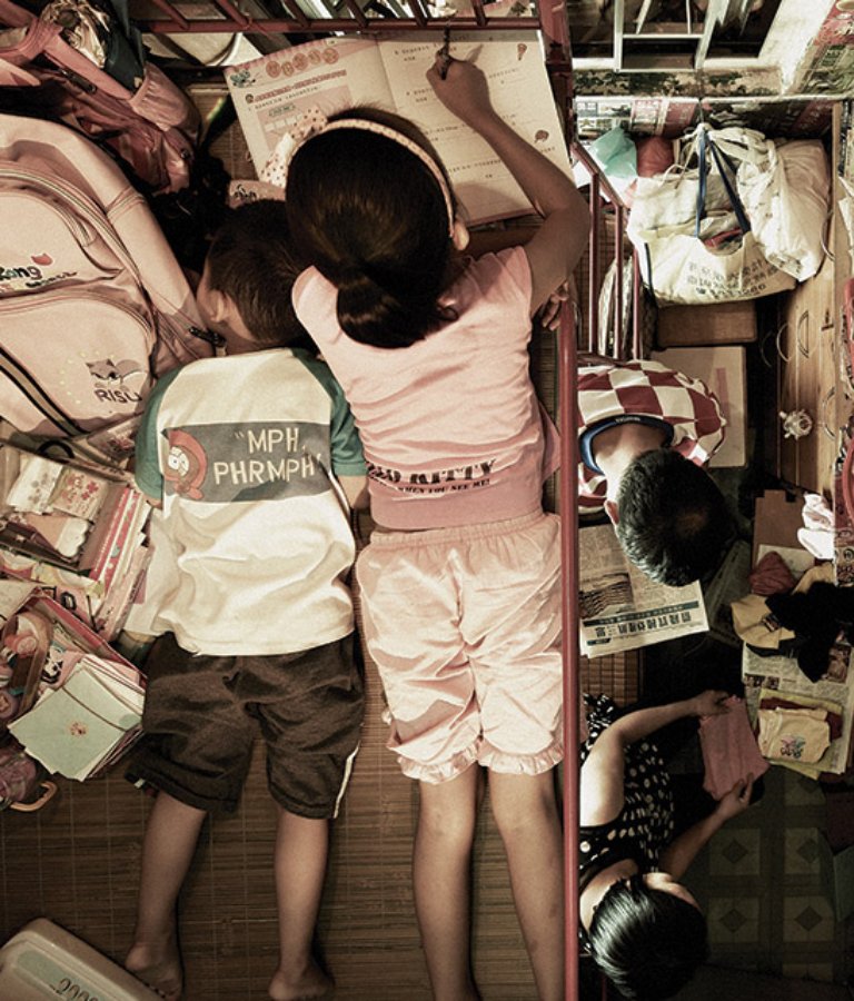 SoCo: Children in cubicle (©Benny Lam/SoCo)